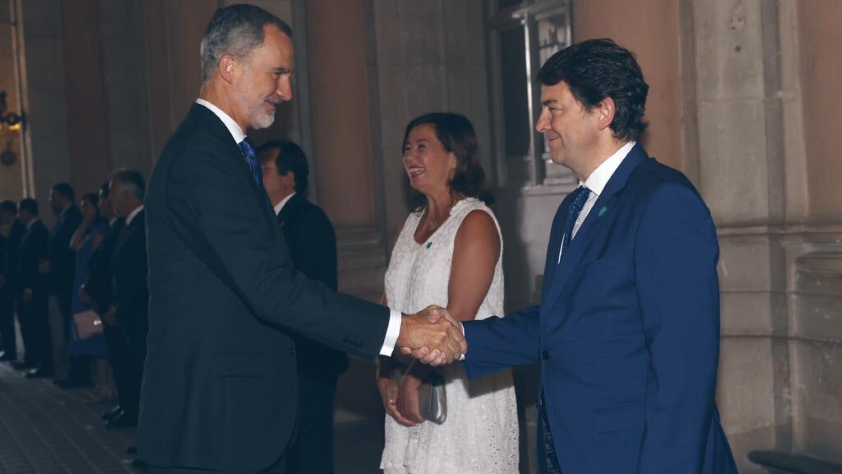 Alfonso Fernández Mañueco saluda al rey Felipe VI en el Memorial Víctimas del Covid