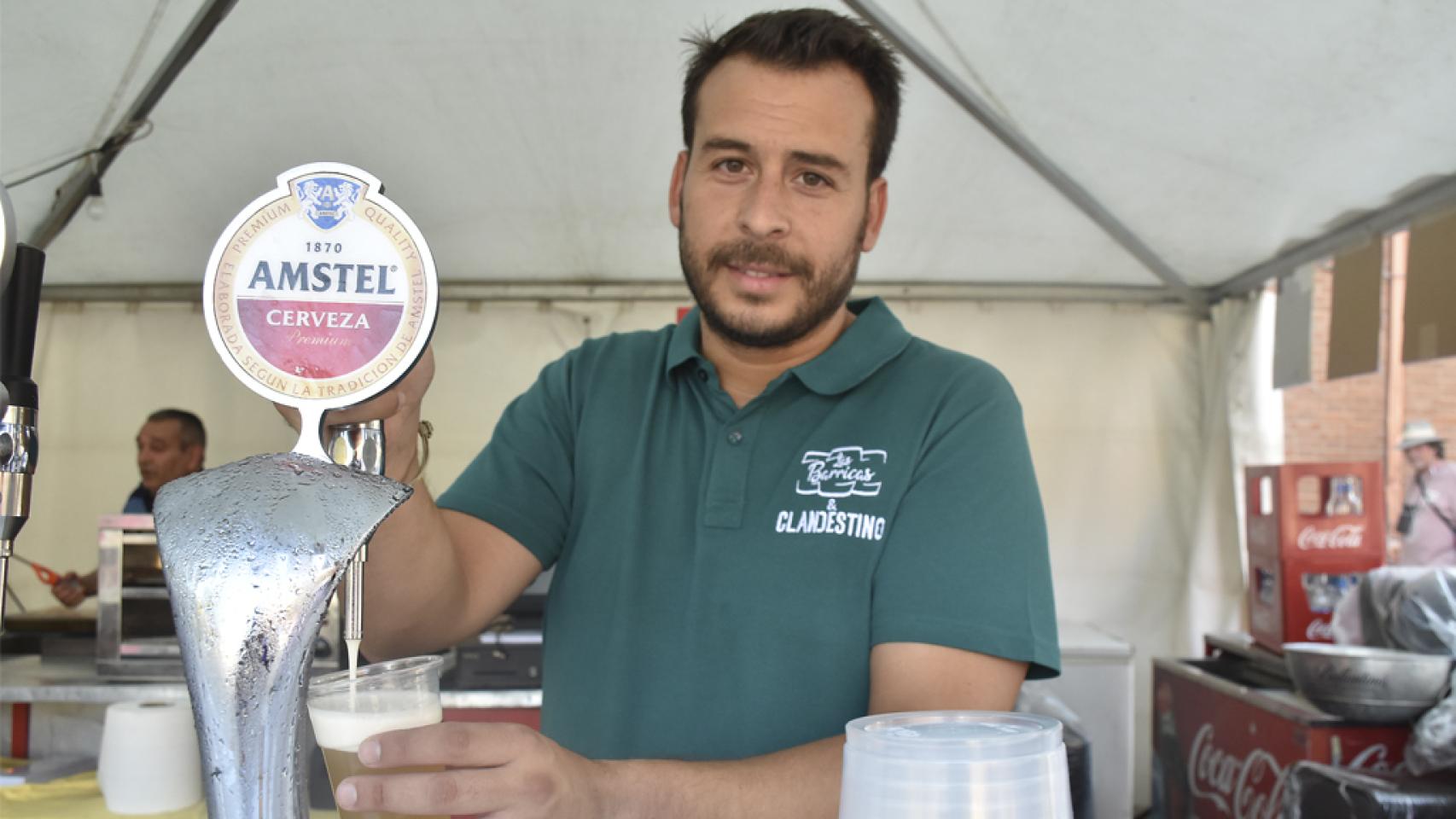 Rubén detrás de la barra en Cigales