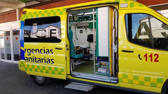 Una ambulancia del 112 en las urgencias del hospital de Zamora.