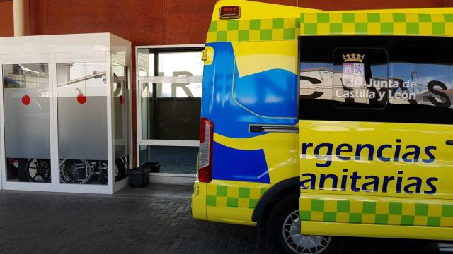 Ambulancia del 112 en las Urgencias de Zamora