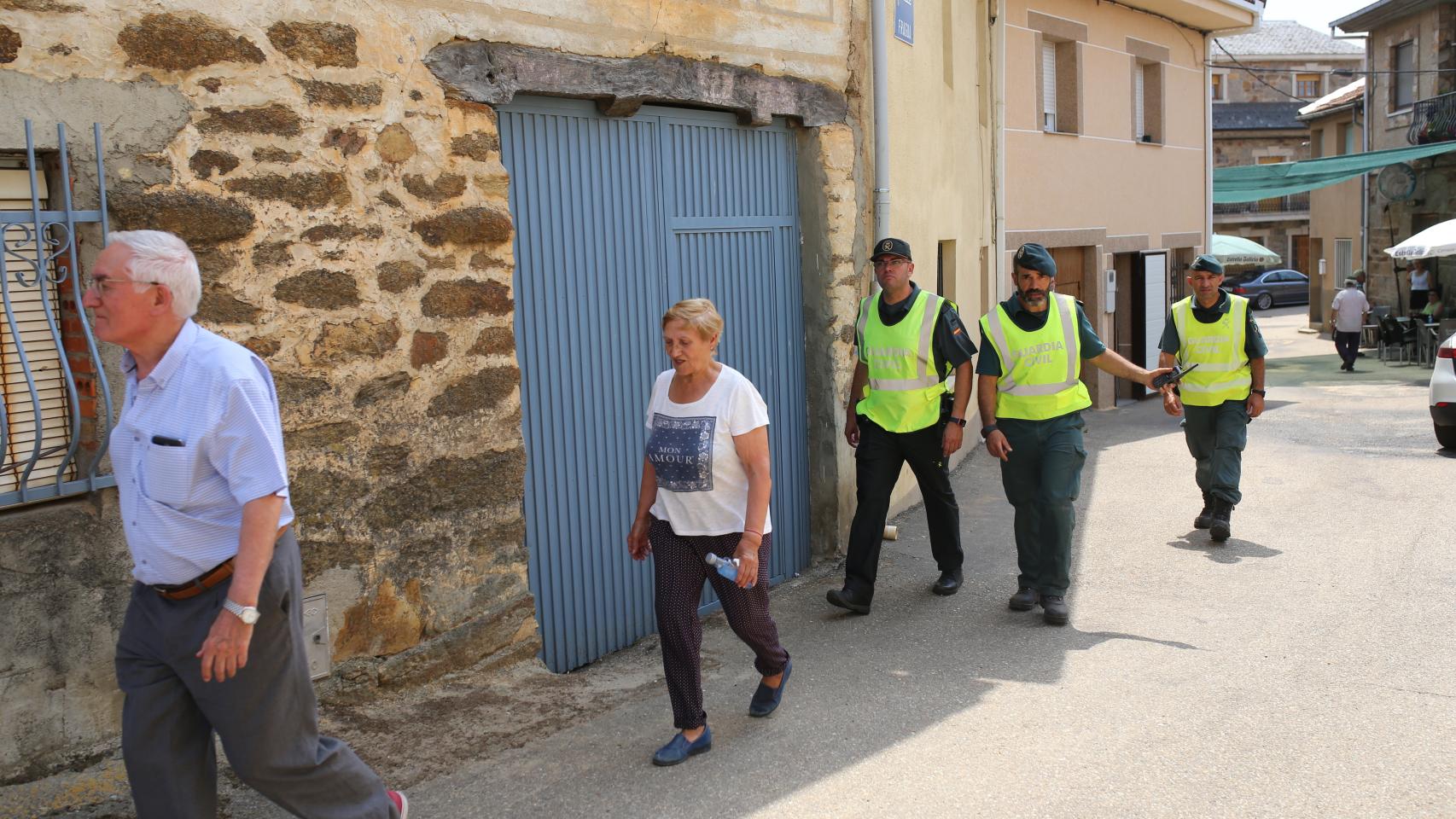 La Guardia Civil desaloja Villarino de Manzanas