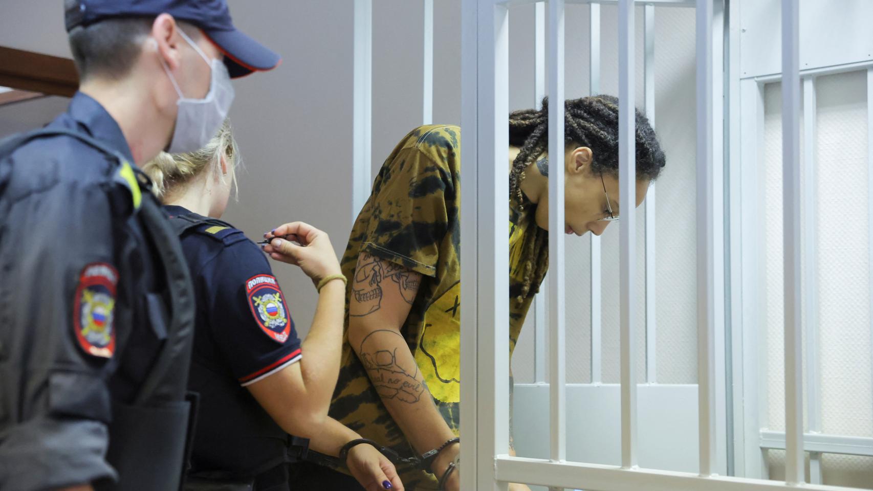 La policía introduce en la jaula a Brittney Griner.