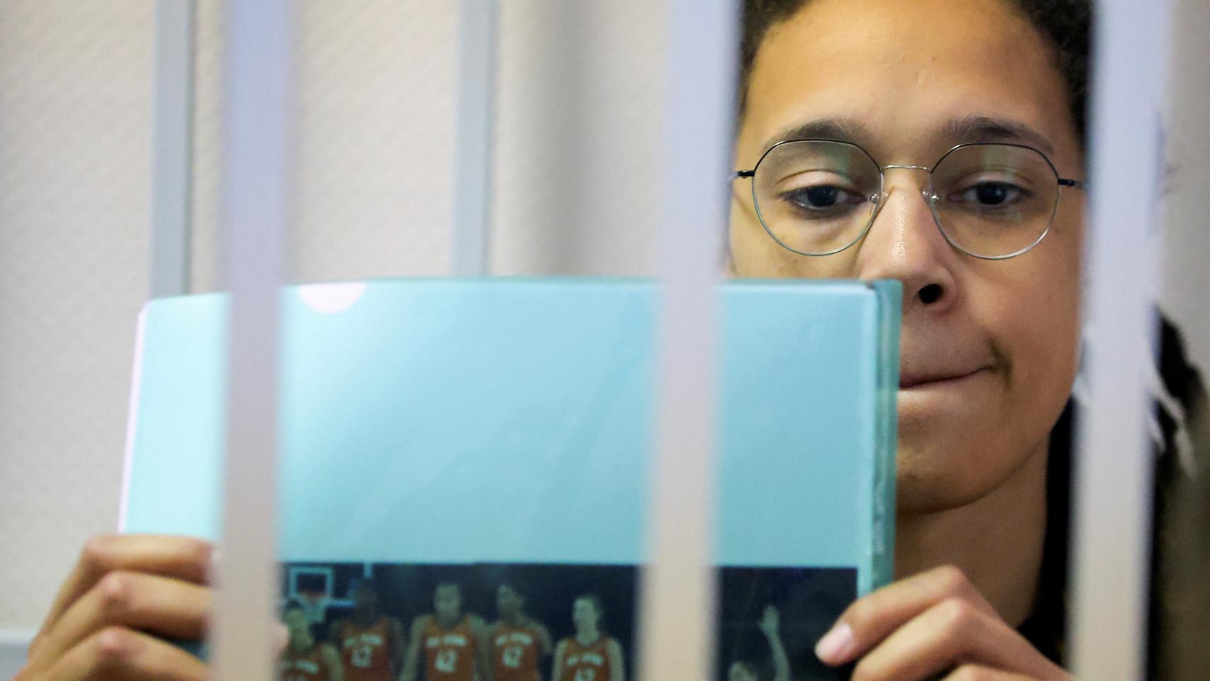 La jugadora de la WNBA Brittney Griner sostiene la foto en la que sus compañeras le rinden homenaje.