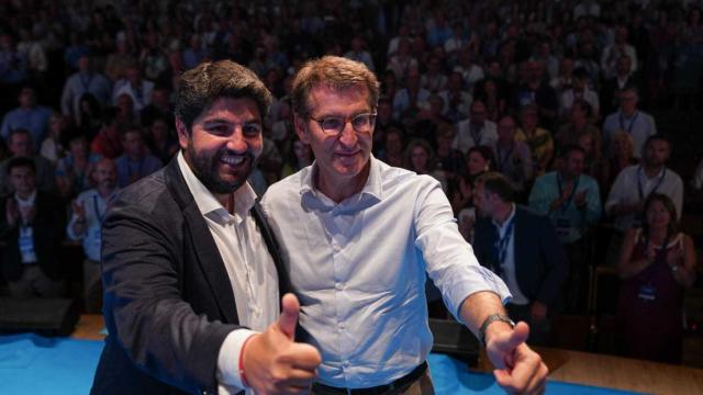 Feijóo y López Miras, este viernes, durante el Congreso del PP de Murcia en el Auditorio Víctor Villegas.