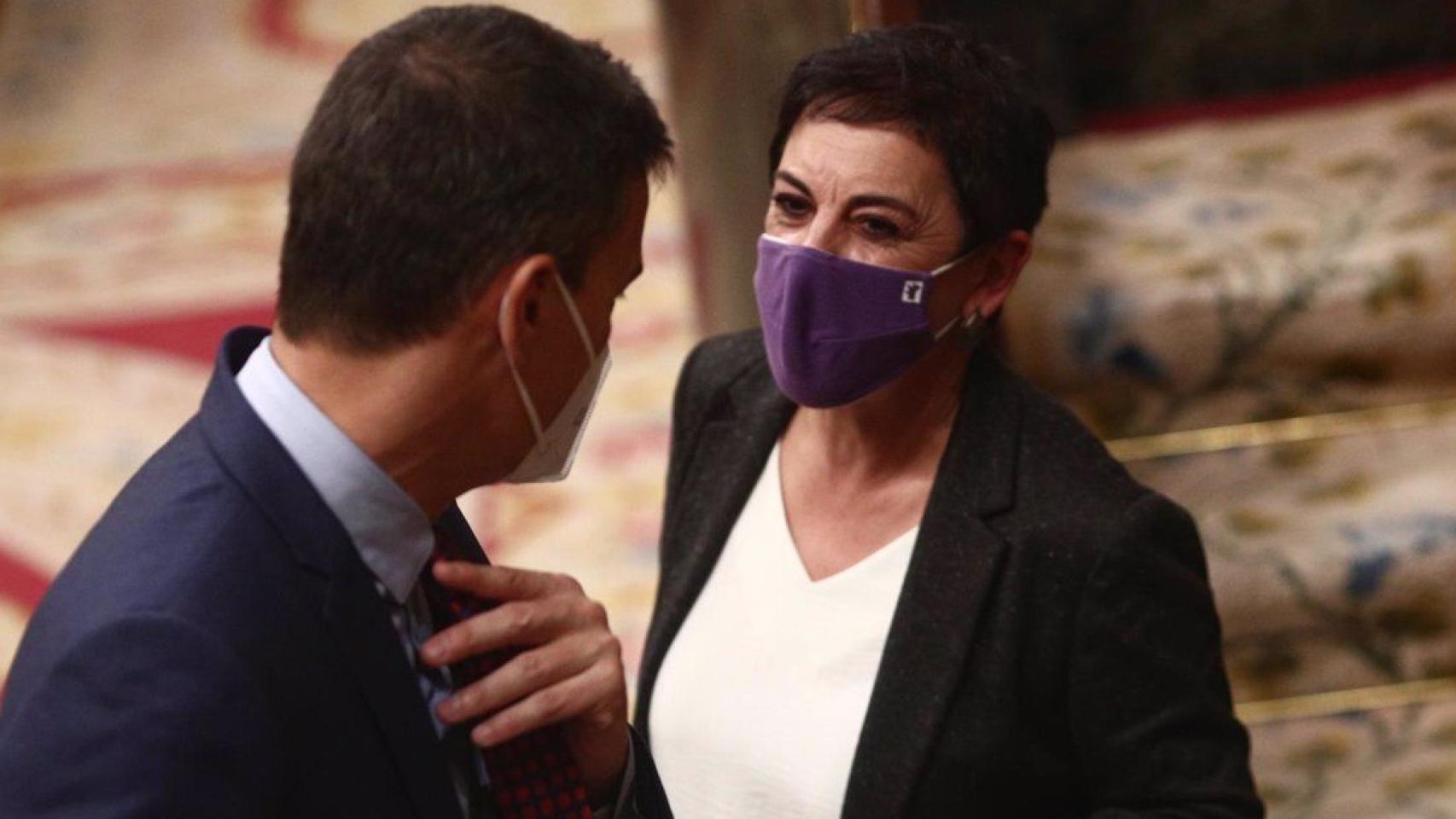 Pedro Sánchez dialoga con Mertxe Aizpurua, de Bildu, en el Congreso.