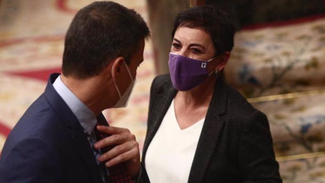 Pedro Sánchez dialoga con Mertxe Aizpurua, de Bildu, en el Congreso.