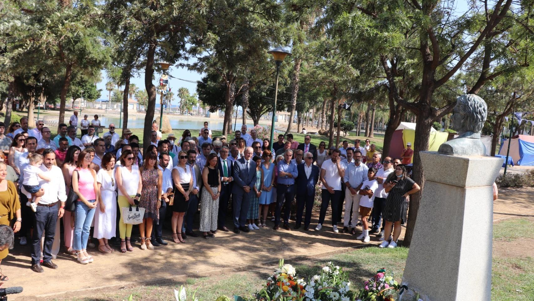 Los asistentes, frente al busto de José María Martín Carpena.