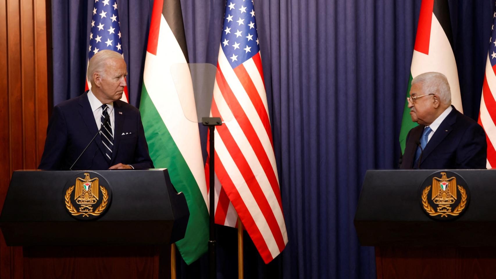 Joe Biden, junto a Mahmud Abás en la rueda de prensa.