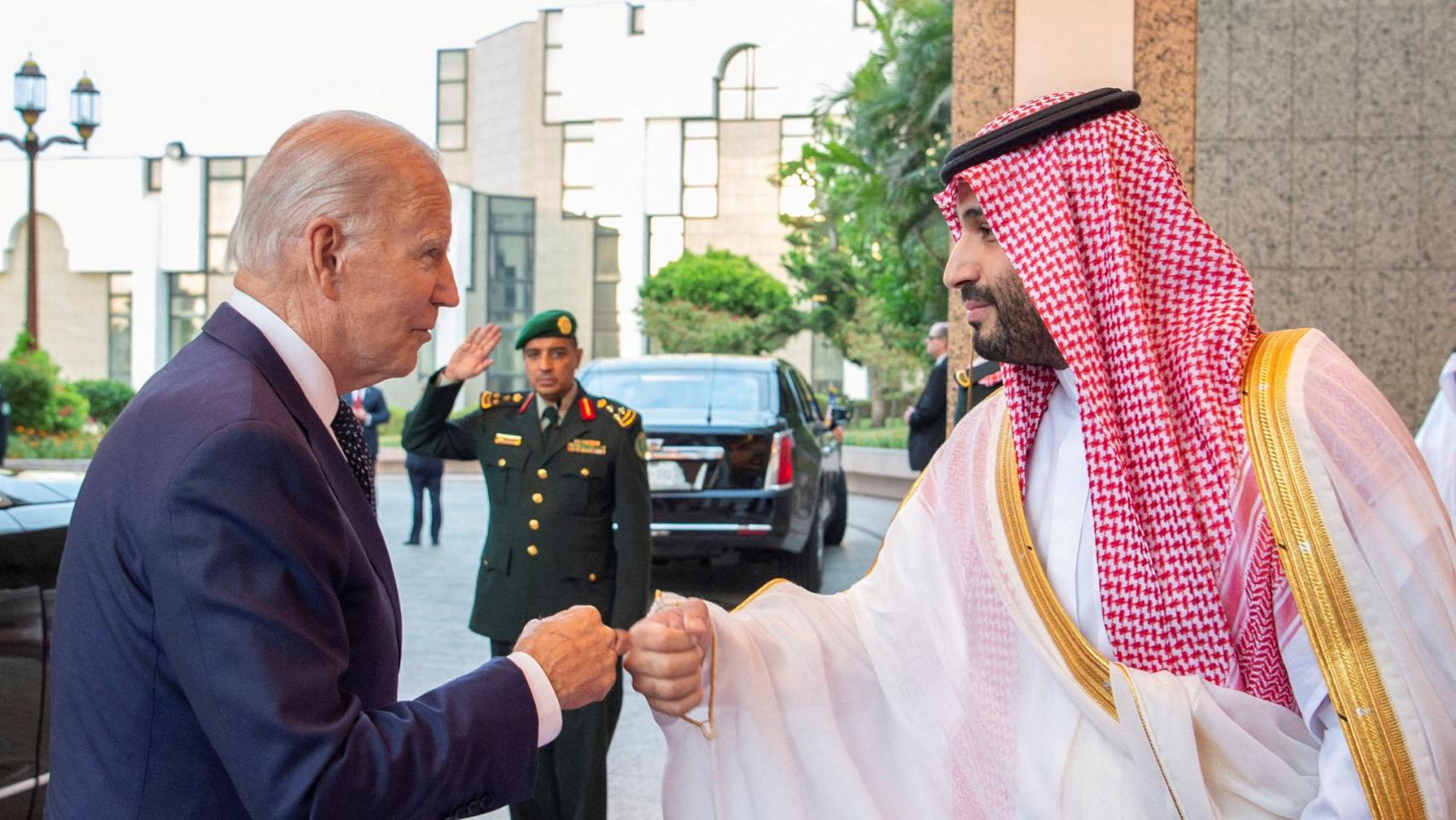 Mohammed bin Salman y Joe Biden se reúnen en el Palacio de Al Salman a su llegada a Jeddah, Arabia Saudita.