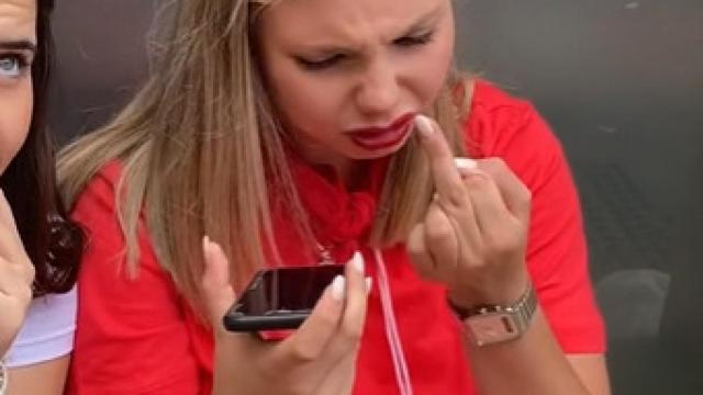 Momento en el que Carla se entera de que finalmente su nota no es un aprobado.