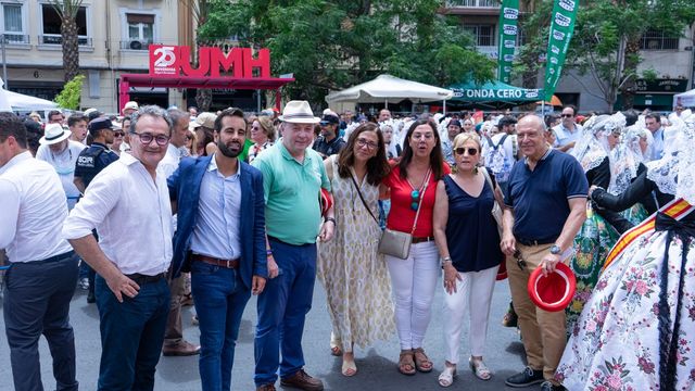 Francesc Sanguino, izquierda, y Ana Barceló, segunda derecha, en una reciente imagen de Hogueras.