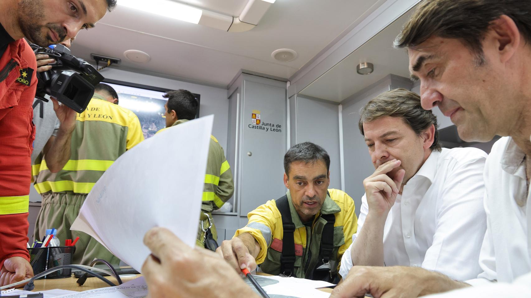 Juan Carlos Suárez-Quiñones y Alfonso Fernández Mañueco, en el Puesto de Mando Avanzado del incendio de Monsagro, situado en El Maíllo