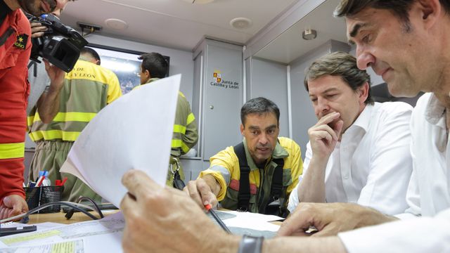 Alfonso Fernández Mañueco en un puesto de mando avanzado durante un episodio de incendios junto a Juan Carlos Suárez-Quiñones
