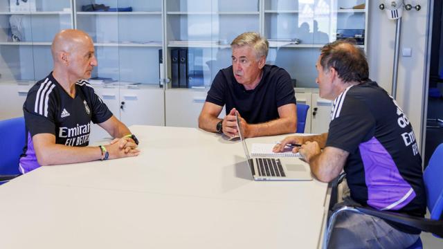 Antonio Pintus, Carlo Ancelotti y Luis Llopis, en Valdebebas