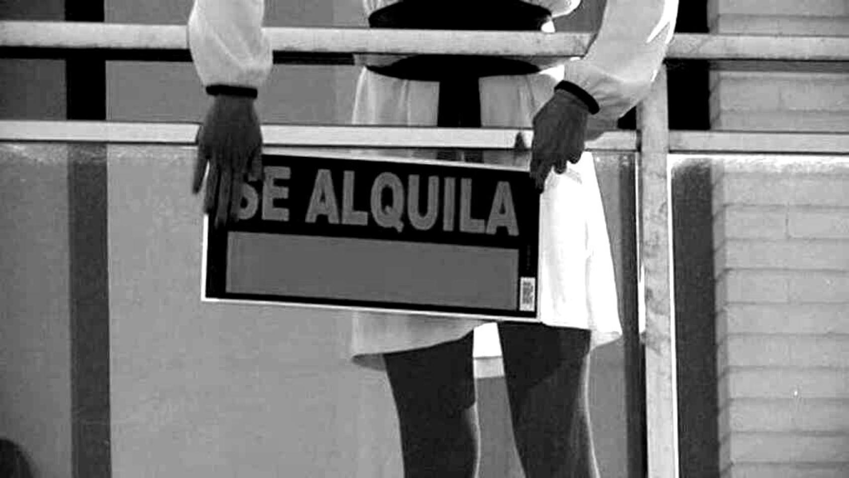 Un propietario coloca un cartel de 'se alquila'