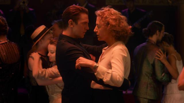 Escena de 'El hombre perfecto' en la que Sophie baila con el robot Tom.