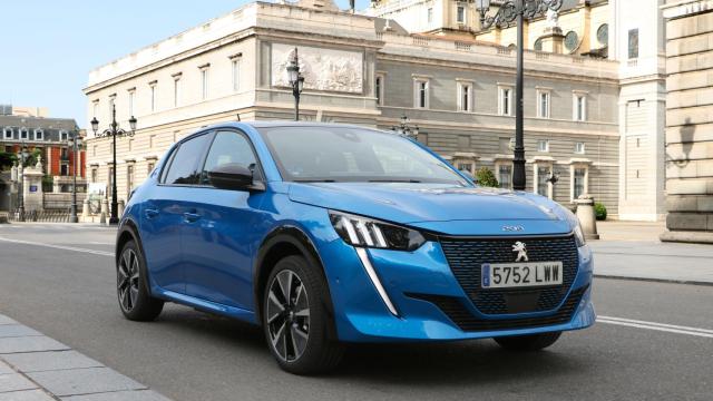 El Peugeot e-208 junto al Palacio Real en Madrid, una zona de tráfico restringido.