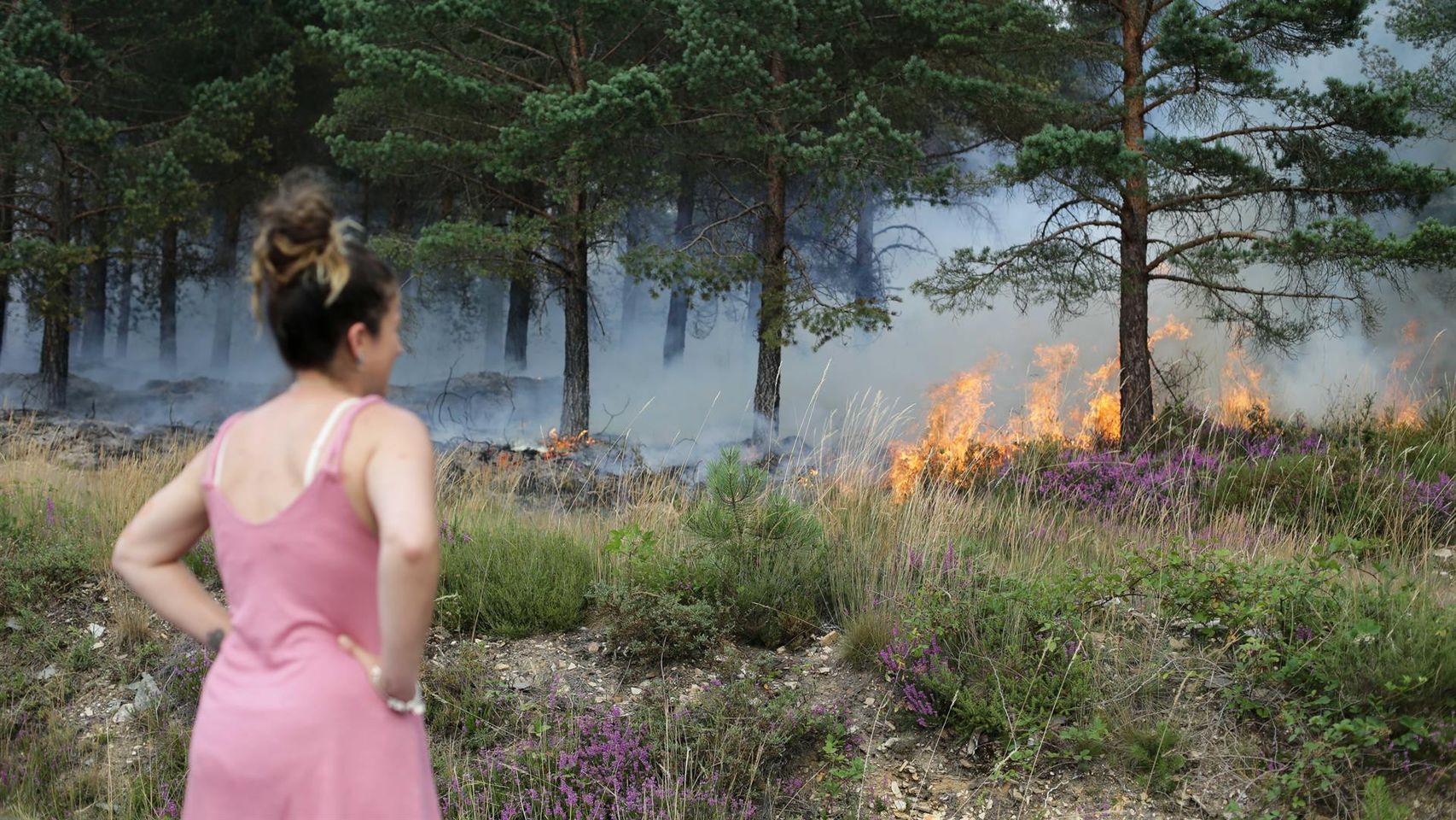 Los vecinos observan el fuego en A Pobra do Brollón (Lugo).