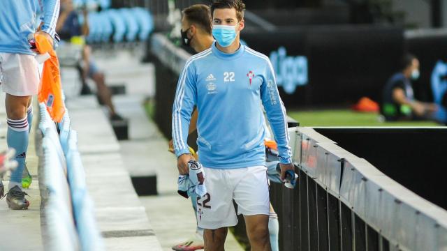 Santi Mina antes de un partido.