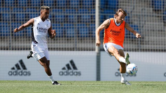 Luka Modric hace un pase con el exterior.