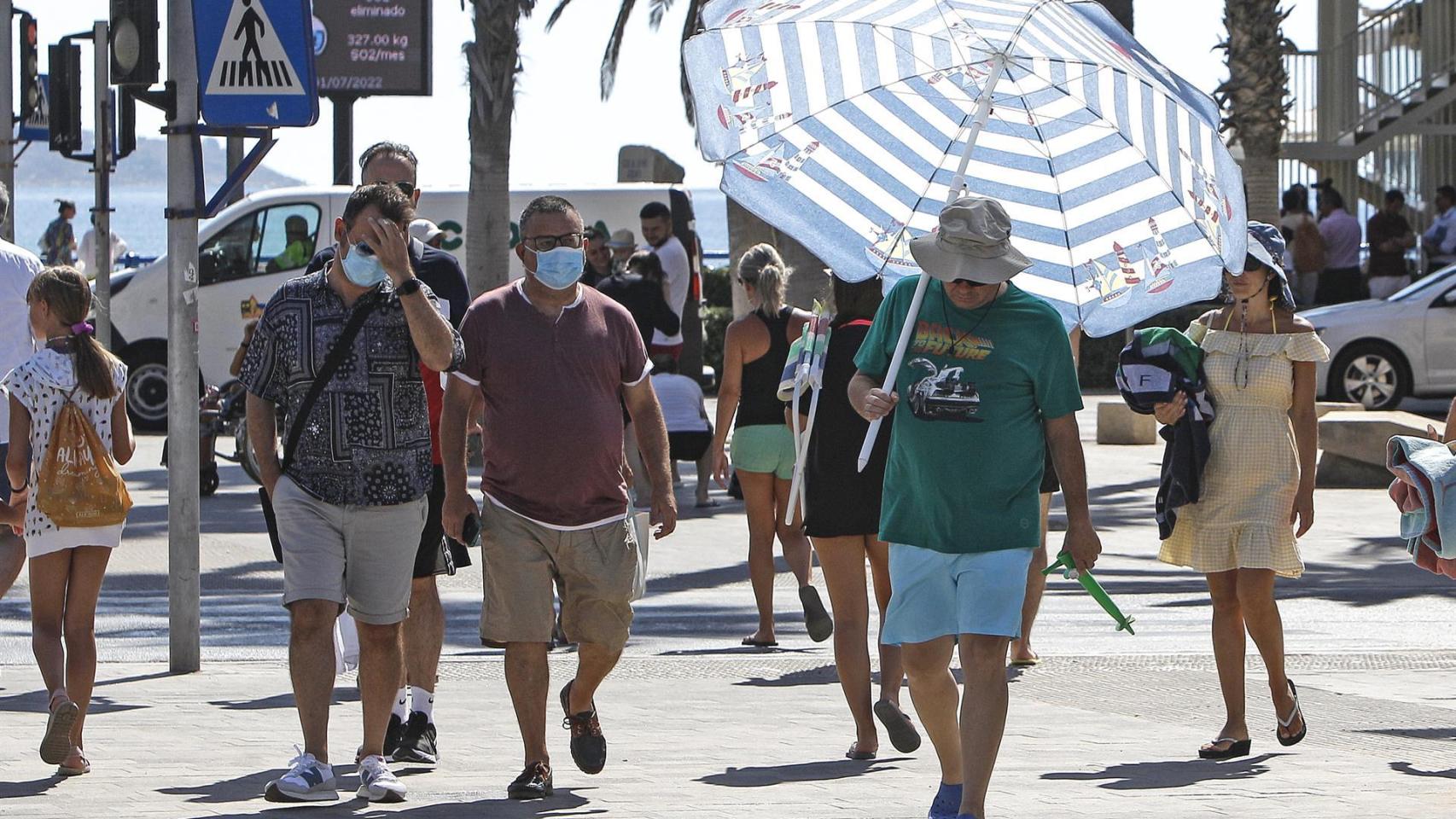 Un hombre protegiéndose del sol con una sombrilla, la semana pasada.
