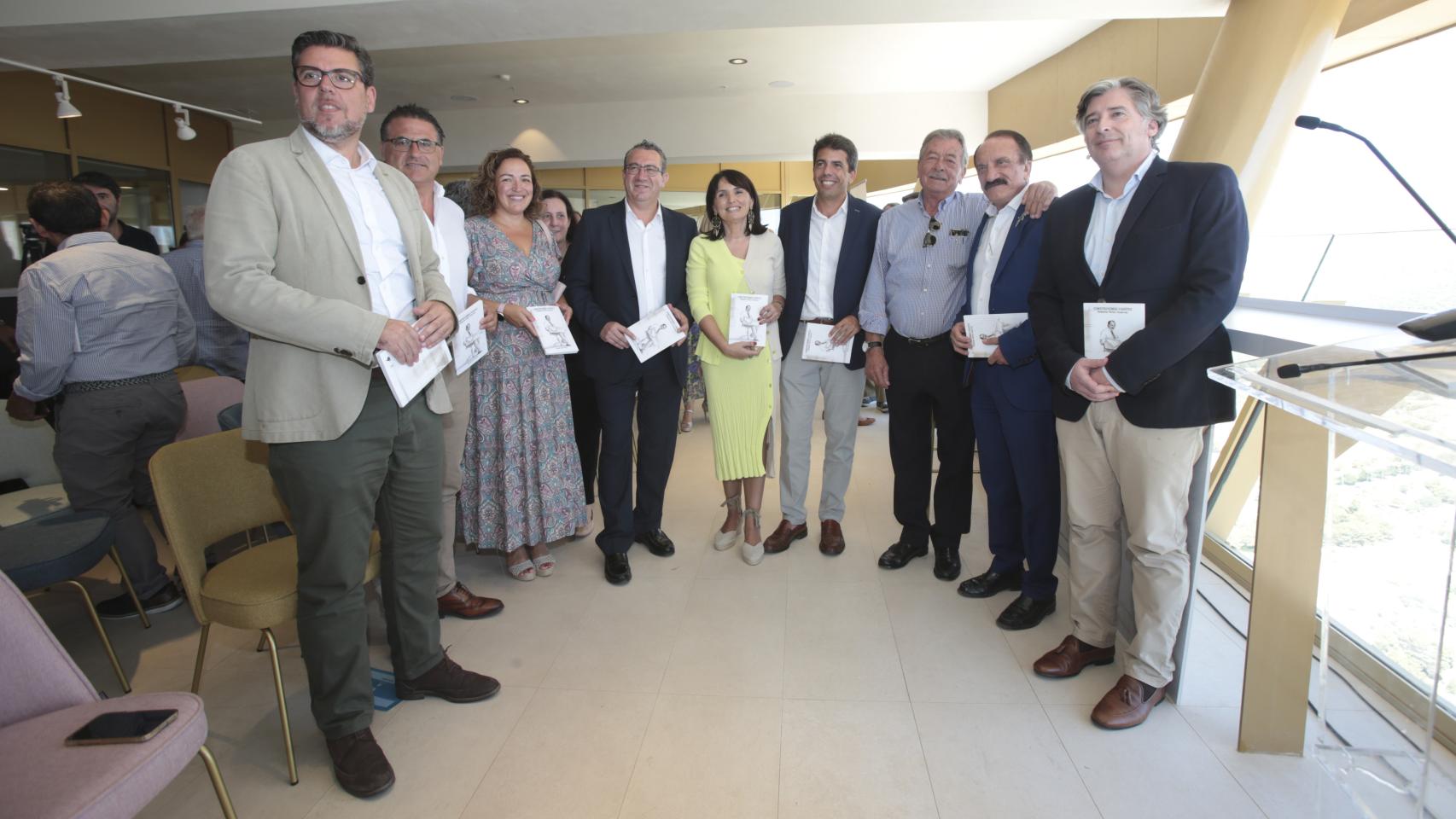 El arquitecto Roberto Pérez Guerras (Martín Sanz y Carlos Mazón) en la presentación de su biografía en el InTempo de Benidorm