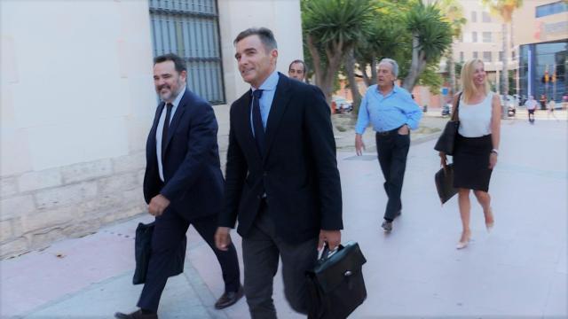 El presidente del Hércules, Carlos Parodi, entrando en los juzgados este lunes.