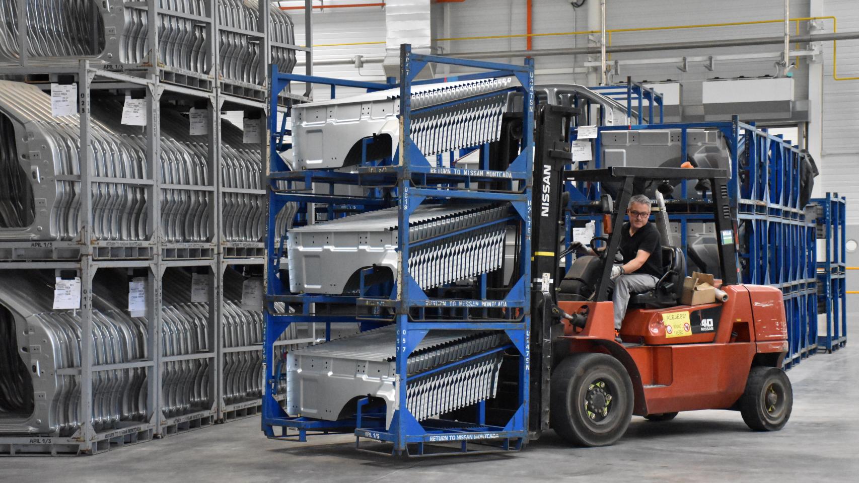 Un operario trabaja en la fábrica de Nissan en Ávila