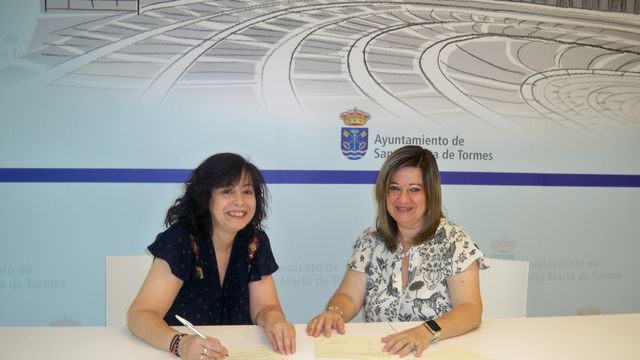 La concejala de Mayores, Esther Casado, firma el convenio con Hobby Punto