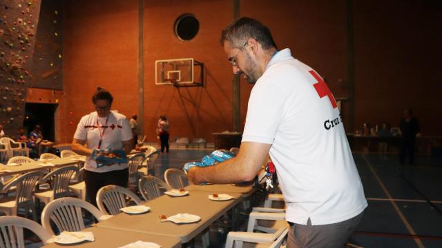 Cruz Roja atiende a los vecinos desalojados en el incendio de Losacio, en Zamora