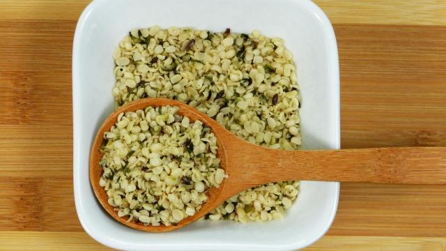 Entre las propiedades del cáñamo, encontramos que es una buena fuente de este importante nutriente