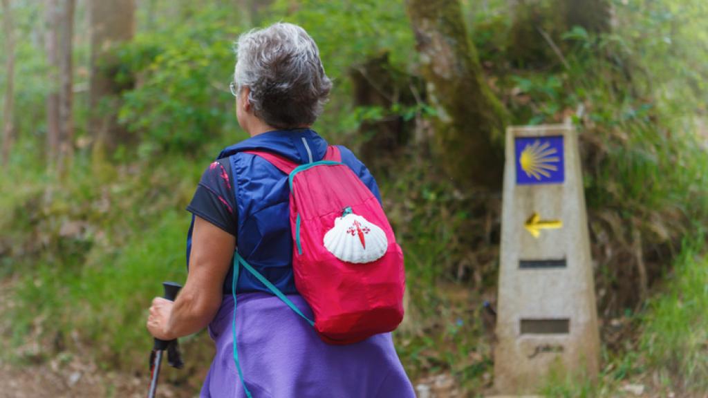 Una peregrina recorre el Camino de Santiago