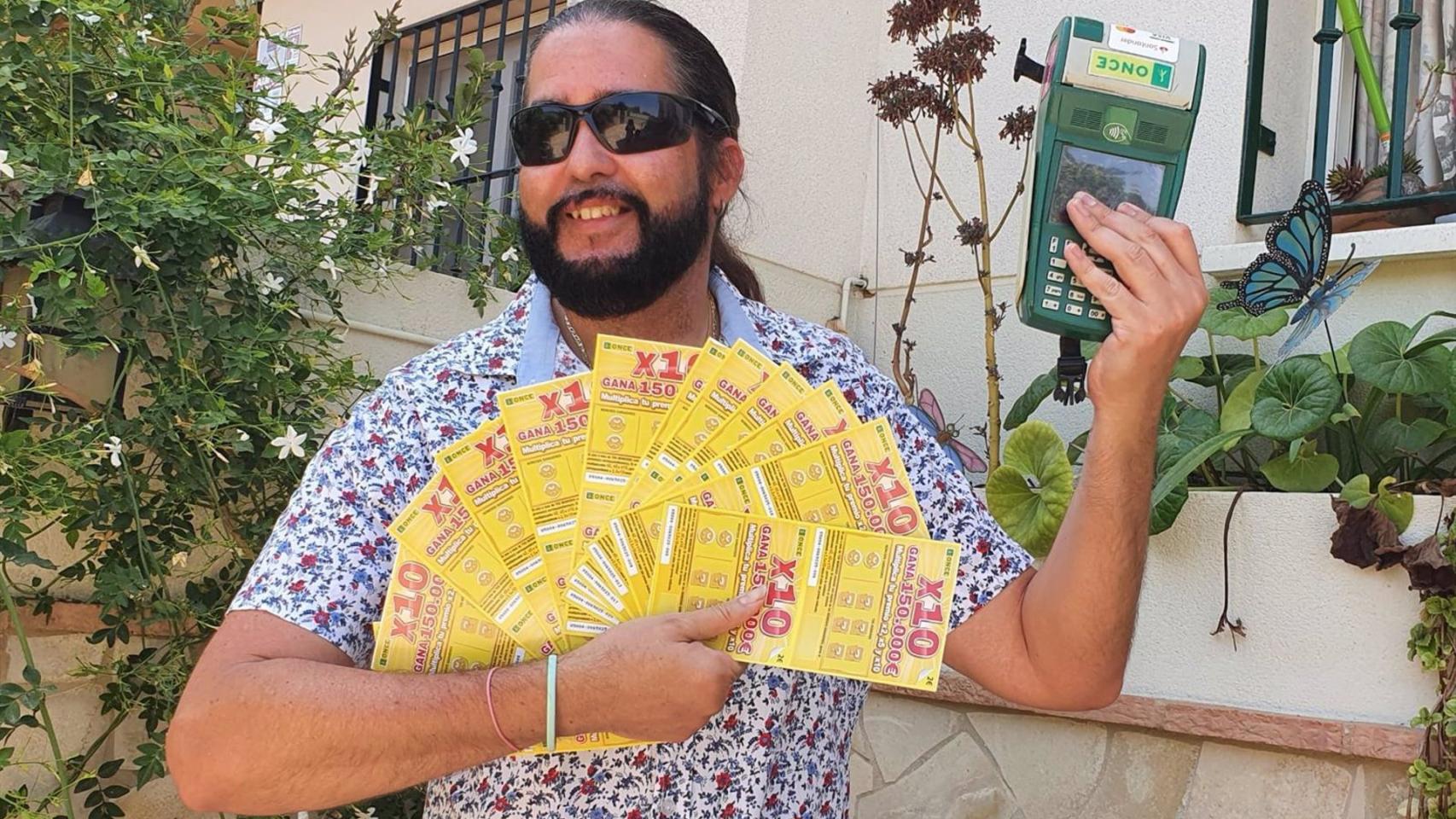 Sergio Molido en su punto de venta ubicado en Carril del Conde.