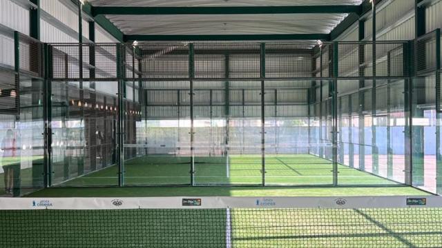 Una de las pistas tras la instalación de la cubierta