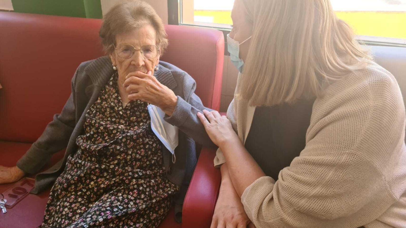 Visita de la consejera de Familia e Igualdad de Oportunidades a los mayores y miembros del operativo de lucha contra incendios reubicados en la residencia Juvenil Doña Urraca