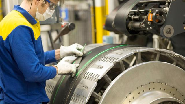 Un trabajador de Michelin desempeña su labor en la fábrica de Aranda de Duero, Burgos