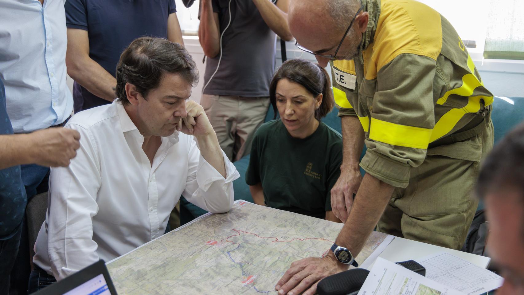 Visita de Alfonso Fernández Mañueco al puesto de mando avanzado del incendio de Cebreros el pasado mes de julio