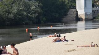 Bañistas en la Playa de Las Moreras