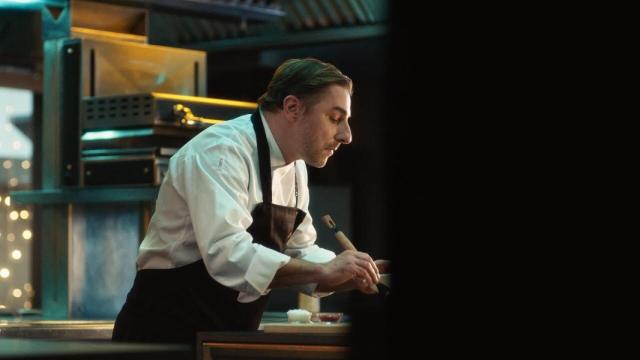 Jordi Roca preparando su famoso Roscón de Reyes.