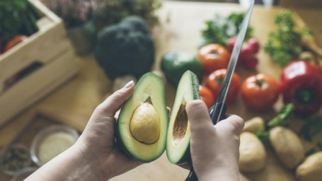 Esto es lo que nunca debes hacer al prepararar el aguacate.
