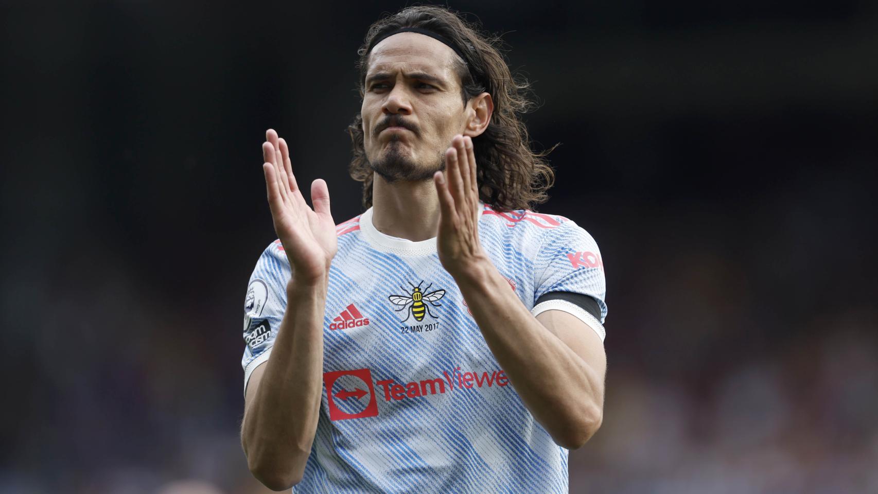 Edison Cavani durante un partido con el Manchester United