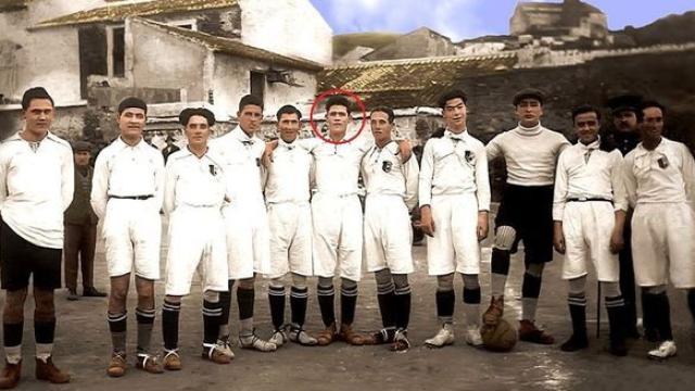 La futbolista posa con el Vélez CF.