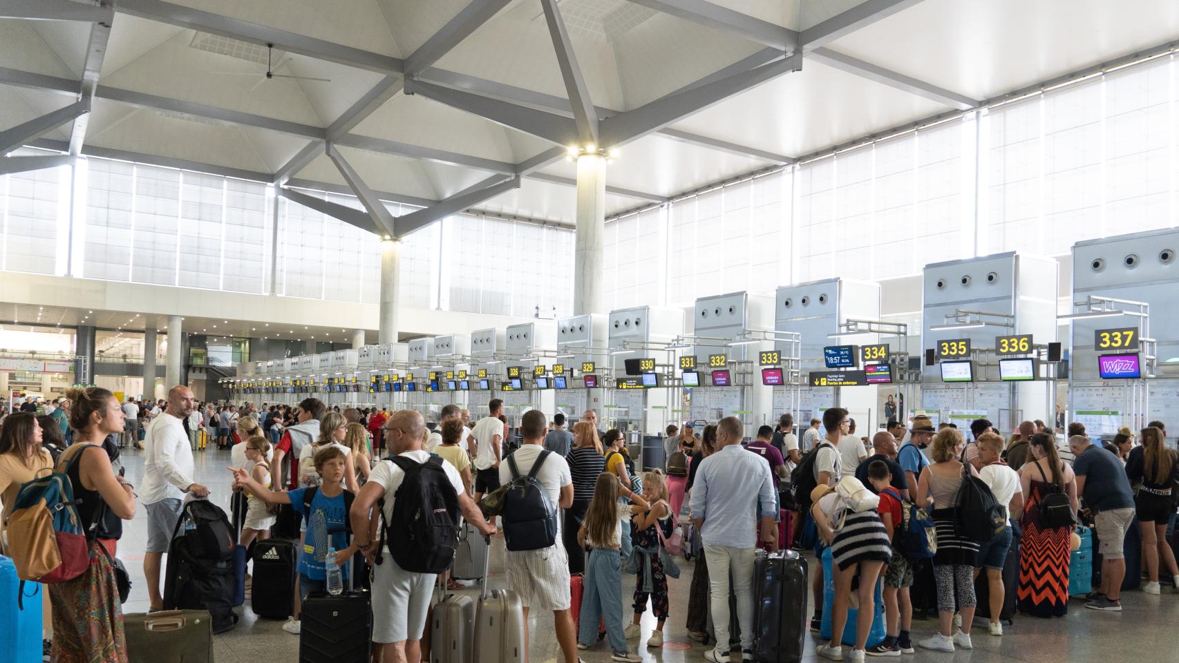 Pasajeros en el aeropuerto internacional Málaga-Costa del Sol.