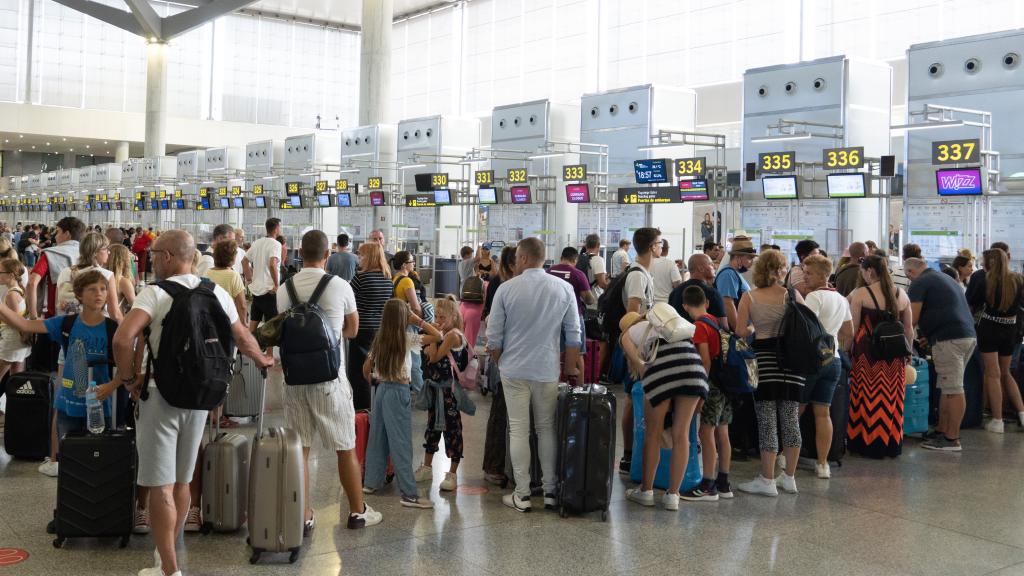 Pasajeros en el aeropuerto de Málaga.