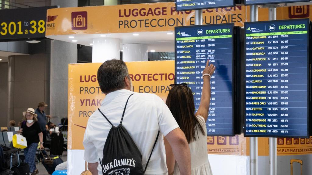 Personas en el aeropuerto de Málaga.