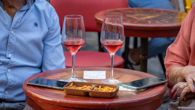 Una pareja disfrutando de unas copas de vino.
