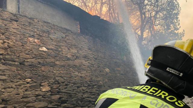 Dispositivo de los Bomberos de Boiro apagando el fuego en la comarca de Valdeorras