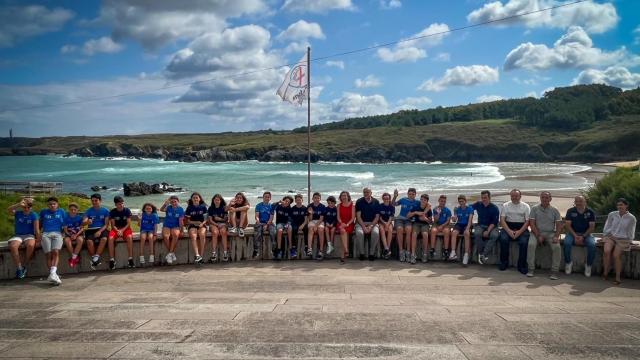 Aneiros y González con los participantes en el campamento