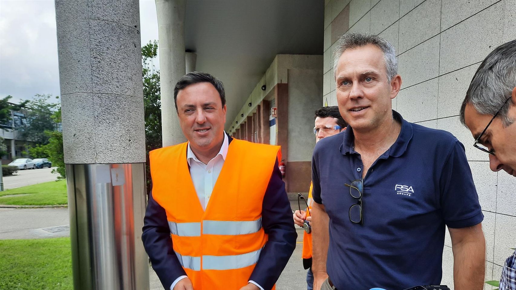 El secretario xeral del PSdeG, Valentín González Formoso, junto al director de Stellantis Vigo, Ignacio Bueno.