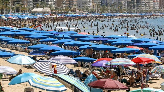 Aspecto que presentaba una de las playas de Benidorm la semana pasada.